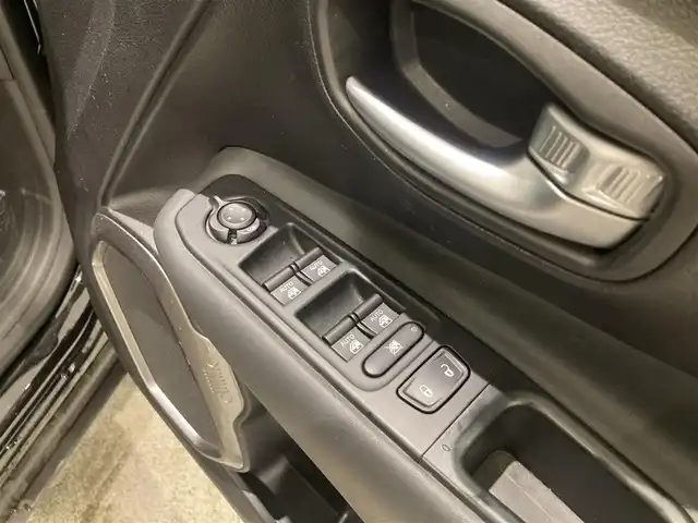 クライスラー・ジープ ジープ レネゲード リミテッド 熊本県 2019(平31)年 7.3万km 黒 ・スマートキー/・プッシュスタート/・自動緊急ブレーキ/・レーンセンス/・パークセンス/・ブラインドスポットモニター/・アダプティブヘッドライト/・クルーズコントロール/・黒革シート/・前席パワーシート/・前席シートヒーター/・ハンドルヒーター/・純正メモリナビ/【Bluetooth・USB・AUX】/・フルセグTV/・バックカメラ/・タイヤ空気圧センサー/・ETC/・LEDヘッドランプ/・LEDフォグランプ/・オートワイパー