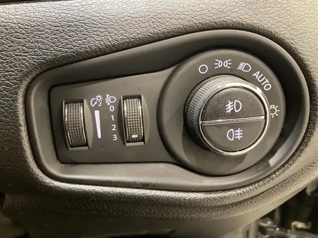 クライスラー・ジープ ジープ レネゲード リミテッド 熊本県 2019(平31)年 7.3万km 黒 ・スマートキー/・プッシュスタート/・自動緊急ブレーキ/・レーンセンス/・パークセンス/・ブラインドスポットモニター/・アダプティブヘッドライト/・クルーズコントロール/・黒革シート/・前席パワーシート/・前席シートヒーター/・ハンドルヒーター/・純正メモリナビ/【Bluetooth・USB・AUX】/・フルセグTV/・バックカメラ/・タイヤ空気圧センサー/・ETC/・LEDヘッドランプ/・LEDフォグランプ/・オートワイパー
