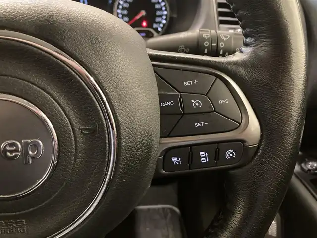 クライスラー・ジープ ジープ レネゲード リミテッド 熊本県 2019(平31)年 7.3万km 黒 ・スマートキー/・プッシュスタート/・自動緊急ブレーキ/・レーンセンス/・パークセンス/・ブラインドスポットモニター/・アダプティブヘッドライト/・クルーズコントロール/・黒革シート/・前席パワーシート/・前席シートヒーター/・ハンドルヒーター/・純正メモリナビ/【Bluetooth・USB・AUX】/・フルセグTV/・バックカメラ/・タイヤ空気圧センサー/・ETC/・LEDヘッドランプ/・LEDフォグランプ/・オートワイパー