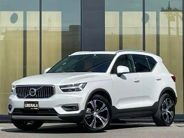 ボルボ ボルボ ＸＣ４０ B4 AWD インスクリプション 石川県 2021(令3)年 0.2万km クリスタルホワイトP 純正メモリナビ/（フルセグ/Bluetooth）/衝突回避/自動駐車/全方位カメラ/クリアランスソナー/オートクルーズコントロール/パノラマガラスルーフ/プレミアムサウンド/クリスタル製シフトノブ/パワーバックドア/レザーシート/パワーシート/シートヒーター/純正アルミホイール/LEDヘッドライト