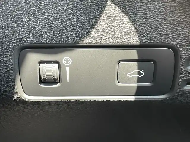 ボルボ ボルボ ＸＣ４０ B4 AWD インスクリプション 石川県 2021(令3)年 0.2万km クリスタルホワイトP 純正メモリナビ/（フルセグ/Bluetooth）/衝突回避/自動駐車/全方位カメラ/クリアランスソナー/オートクルーズコントロール/パノラマガラスルーフ/プレミアムサウンド/クリスタル製シフトノブ/パワーバックドア/レザーシート/パワーシート/シートヒーター/純正アルミホイール/LEDヘッドライト