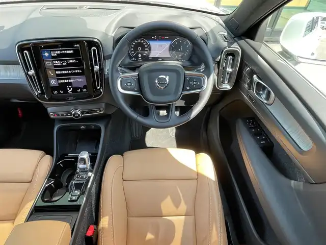 ボルボ ボルボ ＸＣ４０ B4 AWD インスクリプション 石川県 2021(令3)年 0.2万km クリスタルホワイトP 純正メモリナビ/（フルセグ/Bluetooth）/衝突回避/自動駐車/全方位カメラ/クリアランスソナー/オートクルーズコントロール/パノラマガラスルーフ/プレミアムサウンド/クリスタル製シフトノブ/パワーバックドア/レザーシート/パワーシート/シートヒーター/純正アルミホイール/LEDヘッドライト
