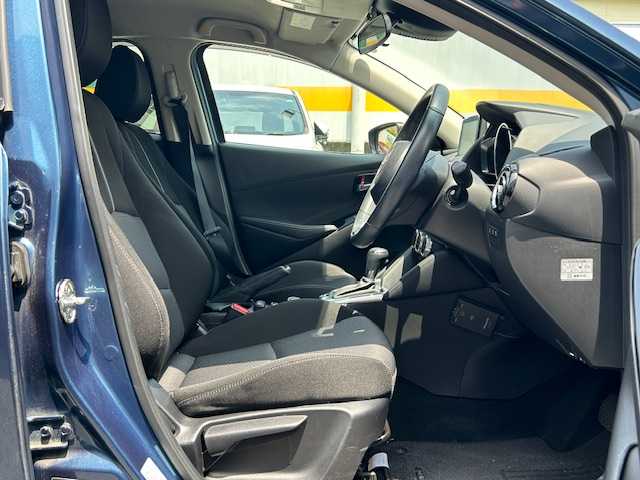 マツダ デミオ 13S ツーリング 静岡県 2017(平29)年 9.6万km エターナルブルーマイカ 純正ナビ/フルセグTV/DVD/CD/BT/USB/バックカメラ/衝突軽減ブレーキ/レーンキープアシスト/ブラインドスポットモニター/前席シートヒーター /LEDヘッドライト/ETC/ステアリングスイッチ/スマートキー×2/保証書/取扱説明書/R2/4/6/7点検記録簿有