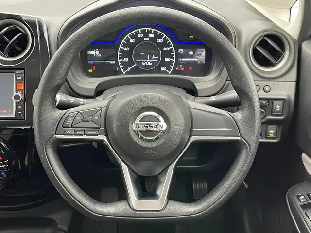 日産 ノート e－パワー X 愛知県 2017(平29)年 7.8万km スーパーブラック 純正ナビ　全方位カメラ　スマートルームミラー　禁煙車　Ｂｌｕｅｔｏｏｔｈ　フルセグＴＶ　ＤＶＤ再生　ＥＴＣ　前後ドラレコ　衝突軽減　ＨＩＤオートライト　レーンキープ　純正フロアマット　プッシュスタート