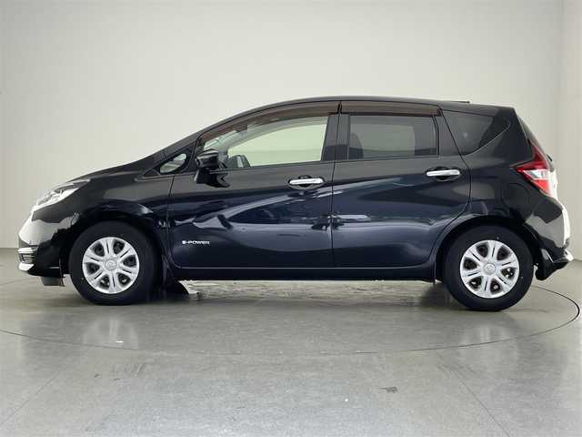 日産 ノート e－パワー X 神奈川県 2017(平29)年 7.8万km スーパーブラック 純正ナビ　全方位カメラ　スマートルームミラー　禁煙車　Ｂｌｕｅｔｏｏｔｈ　フルセグＴＶ　ＤＶＤ再生　ＥＴＣ　前後ドラレコ　衝突軽減　ＨＩＤオートライト　レーンキープ　純正フロアマット　プッシュスタート