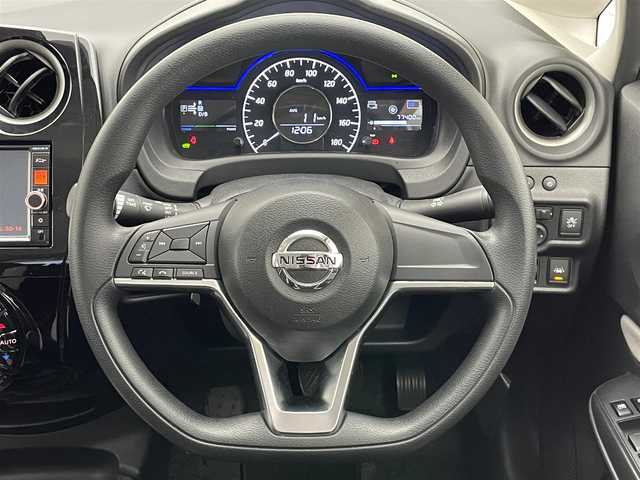 日産 ノート e－パワー X 神奈川県 2017(平29)年 7.8万km スーパーブラック 純正ナビ　全方位カメラ　スマートルームミラー　禁煙車　Ｂｌｕｅｔｏｏｔｈ　フルセグＴＶ　ＤＶＤ再生　ＥＴＣ　前後ドラレコ　衝突軽減　ＨＩＤオートライト　レーンキープ　純正フロアマット　プッシュスタート