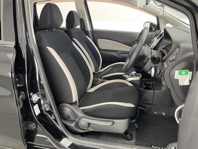 日産 ノート e－パワー X 神奈川県 2017(平29)年 7.8万km スーパーブラック 純正ナビ　全方位カメラ　スマートルームミラー　禁煙車　Ｂｌｕｅｔｏｏｔｈ　フルセグＴＶ　ＤＶＤ再生　ＥＴＣ　前後ドラレコ　衝突軽減　ＨＩＤオートライト　レーンキープ　純正フロアマット　プッシュスタート