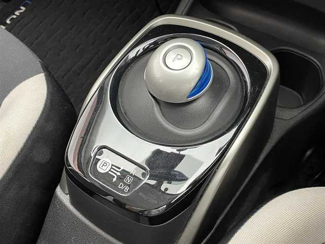 日産 ノート e－パワー X 神奈川県 2017(平29)年 7.8万km スーパーブラック 純正ナビ　全方位カメラ　スマートルームミラー　禁煙車　Ｂｌｕｅｔｏｏｔｈ　フルセグＴＶ　ＤＶＤ再生　ＥＴＣ　前後ドラレコ　衝突軽減　ＨＩＤオートライト　レーンキープ　純正フロアマット　プッシュスタート