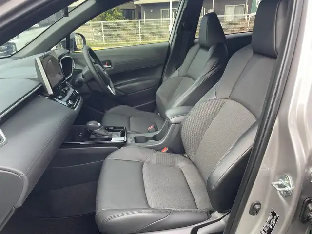 トヨタ カローラ クロス ハイブリッド Z 宮城県 2025(令7)年 0.1万km メタルストリームM 純正ナビ 10.5インチ/ＡＭ／ＦＭ／Ｂｌｕｅｔｏｏｔｈ／Ｍｉｒａｃａｓｔ／フルセグＴＶ/レーダークルーズコントロール/ブラインドスポットモニター/プリクラッシュセーフティ/レーンディパーチャーアラート/レーントレーシングアシスト/クリアランスソナー/ハンドルヒーター/シートヒーター/運転席パワーシート/オートハイビーム（ＬＥＤ）/パワーバックドア/ＥＴＣ２．０/純正フロアマット/ハーフレザーシート/スペアキー×１/純正AWサマータイヤ225/50/R18