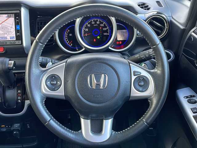 ホンダ Ｎ ＢＯＸ カスタム G ターボSSパッケージ 山口県 2016(平28)年 7.7万km プレミアムホワイトパールⅡ (株)IDOMが運営する【じしゃロン宇部店】の自社ローン専用車両になります。こちらは現金またはオートローンご利用時の価格です。自社ローンご希望の方は別途その旨お申付け下さい。/純正ナビ　/Ｂｌｕｅｔｏｏｔｈ　/バックモニター　/フルセグＴＶ　/ドライブレコーダー　/クルーズコントロール　/純正フロアマット　/純正アルミホイール　/シートヒーター　/横滑り防止装置　/キセノンヘッドライト　/ＥＴＣ