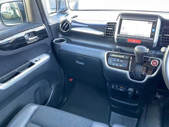 ホンダ Ｎ ＢＯＸ カスタム G ターボSSパッケージ 山口県 2016(平28)年 7.7万km プレミアムホワイトパールⅡ (株)IDOMが運営する【じしゃロン宇部店】の自社ローン専用車両になります。こちらは現金またはオートローンご利用時の価格です。自社ローンご希望の方は別途その旨お申付け下さい。/純正ナビ　/Ｂｌｕｅｔｏｏｔｈ　/バックモニター　/フルセグＴＶ　/ドライブレコーダー　/クルーズコントロール　/純正フロアマット　/純正アルミホイール　/シートヒーター　/横滑り防止装置　/キセノンヘッドライト　/ＥＴＣ