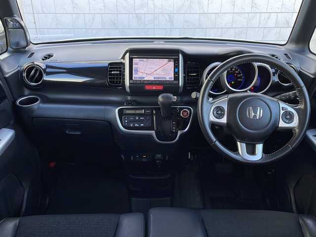 ホンダ Ｎ ＢＯＸ カスタム G ターボSSパッケージ 山口県 2016(平28)年 7.7万km プレミアムホワイトパールⅡ (株)IDOMが運営する【じしゃロン宇部店】の自社ローン専用車両になります。こちらは現金またはオートローンご利用時の価格です。自社ローンご希望の方は別途その旨お申付け下さい。/純正ナビ　/Ｂｌｕｅｔｏｏｔｈ　/バックモニター　/フルセグＴＶ　/ドライブレコーダー　/クルーズコントロール　/純正フロアマット　/純正アルミホイール　/シートヒーター　/横滑り防止装置　/キセノンヘッドライト　/ＥＴＣ