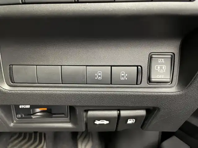 日産 セレナ ハイウェイスター V 福井県 2023(令5)年 4.2万km ミディアムブルーメタリック 純正12.3インチナビ/アラウンドビューモニター/フルセグTV/フリップダウンモニター/プロパイロット/エマージェンシーブレーキ/ブラインドスポットワーニング/横滑り防止装置/ソナー機能/車線逸脱防止支援システム/オートライト/オートマチックハイビーム/LEDヘッドライト/LEDフォグランプ/インテリジェントルームミラー/後席サンシェード/ワイヤレス充電/両側パワースライドドア/ETC2.0/純正16インチアルミホイール/純正フロアマット/パドルシフト/プッシュスタート/スマートキー