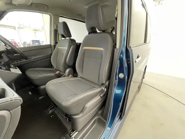 日産 セレナ ハイウェイスター V 福井県 2023(令5)年 4.2万km ミディアムブルーメタリック 純正12.3インチナビ/アラウンドビューモニター/フルセグTV/フリップダウンモニター/プロパイロット/エマージェンシーブレーキ/ブラインドスポットワーニング/横滑り防止装置/ソナー機能/車線逸脱防止支援システム/オートライト/オートマチックハイビーム/LEDヘッドライト/LEDフォグランプ/インテリジェントルームミラー/後席サンシェード/ワイヤレス充電/両側パワースライドドア/ETC2.0/純正16インチアルミホイール/純正フロアマット/パドルシフト/プッシュスタート/スマートキー