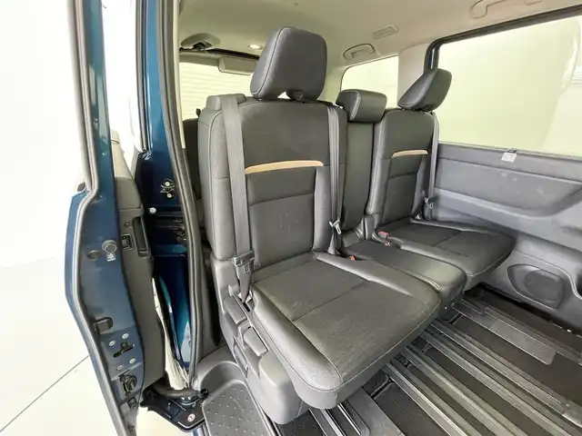 日産 セレナ ハイウェイスター V 福井県 2023(令5)年 4.2万km ミディアムブルーメタリック 純正12.3インチナビ/アラウンドビューモニター/フルセグTV/フリップダウンモニター/プロパイロット/エマージェンシーブレーキ/ブラインドスポットワーニング/横滑り防止装置/ソナー機能/車線逸脱防止支援システム/オートライト/オートマチックハイビーム/LEDヘッドライト/LEDフォグランプ/インテリジェントルームミラー/後席サンシェード/ワイヤレス充電/両側パワースライドドア/ETC2.0/純正16インチアルミホイール/純正フロアマット/パドルシフト/プッシュスタート/スマートキー