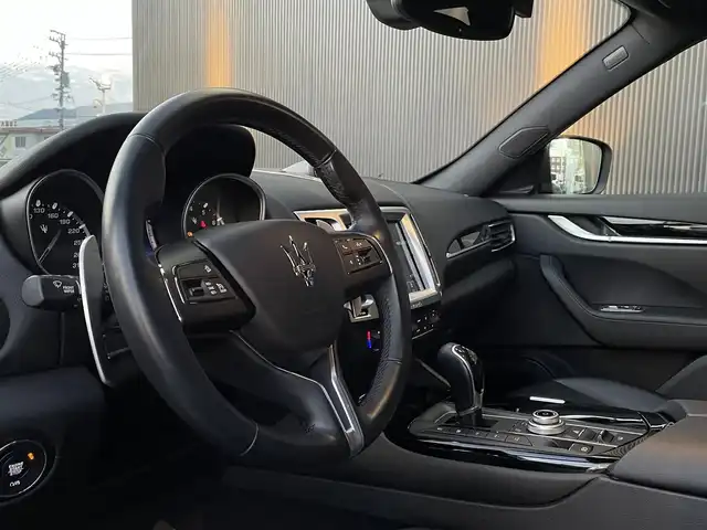 マセラティ レヴァンテ 長野県 2018(平30)年 4万km 黒 電動パノラマサンルーフ/純正OP21インチ・アンテーオAW/レッドキャリパー/エアサスペンション/ブラックレザーシート/パワーシート/フロントシートヒーター/電動リフトゲート/アクティブ・シフト・パドル/純正ナビゲーション/Apple Car Play/Android Auto/地デジTV/360°カメラ/パワーバックドア/電動チルト＆テレスコピックステアリング/クルーズコントロール/パーキングセンサー/HIDヘッドライト /ETC/外装色：ネロ・リベーレ