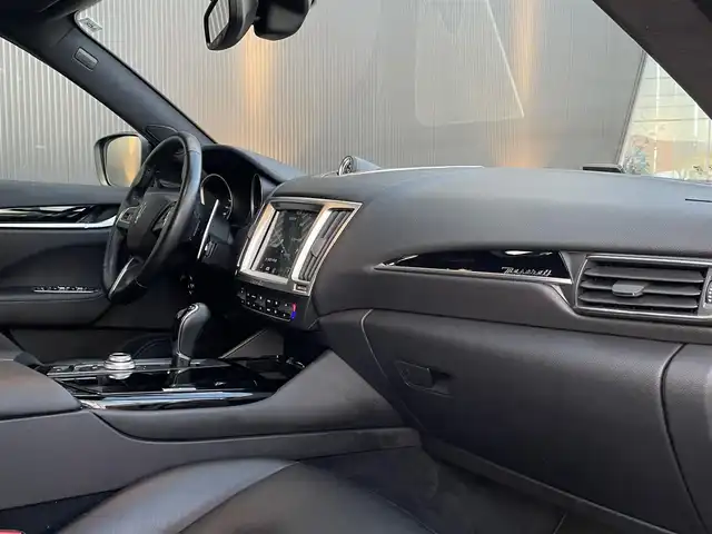 マセラティ レヴァンテ 長野県 2018(平30)年 4万km 黒 電動パノラマサンルーフ/純正OP21インチ・アンテーオAW/レッドキャリパー/エアサスペンション/ブラックレザーシート/パワーシート/フロントシートヒーター/電動リフトゲート/アクティブ・シフト・パドル/純正ナビゲーション/Apple Car Play/Android Auto/地デジTV/360°カメラ/パワーバックドア/電動チルト＆テレスコピックステアリング/クルーズコントロール/パーキングセンサー/HIDヘッドライト /ETC/外装色：ネロ・リベーレ