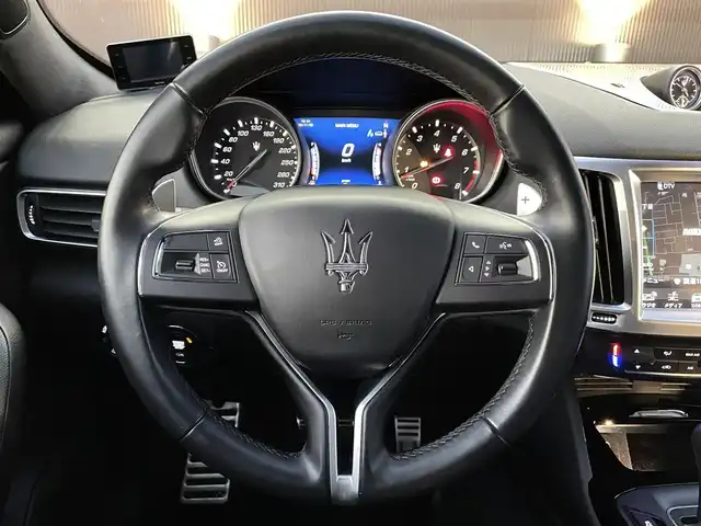 マセラティ レヴァンテ 長野県 2018(平30)年 4万km 黒 電動パノラマサンルーフ/純正OP21インチ・アンテーオAW/レッドキャリパー/エアサスペンション/ブラックレザーシート/パワーシート/フロントシートヒーター/電動リフトゲート/アクティブ・シフト・パドル/純正ナビゲーション/Apple Car Play/Android Auto/地デジTV/360°カメラ/パワーバックドア/電動チルト＆テレスコピックステアリング/クルーズコントロール/パーキングセンサー/HIDヘッドライト /ETC/外装色：ネロ・リベーレ
