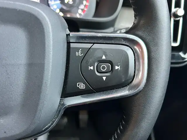 ボルボ ＸＣ４０ 富山県 2019(平31)年 5.6万km パール 純正HDDナビ/フルセグTV/AM/FMラジオ/Bluetooth接続/App-conect/D/N席シートヒーター/D/N席パワーシート/ステアリングヒーター/バックカメラ/360°カメラ/パワーバックドア/ACC/コーナーセンサー/レーンキープアシスト/パーキングセンサー/ブラインドスポットモニター/コーナリングライト/衝突軽減/ETC