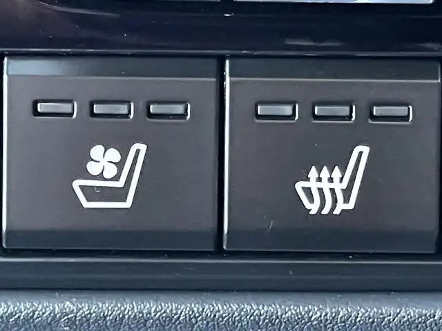 マツダ ＣＸ－６０ XD エクスクルーシブモード 群馬県 2023(令5)年 5.7万km ロジウムホワイトプレミアムメタリック 安全装備/・衝突軽減ブレーキ/・コーナーセンサー/・クルーズコントロール/・ブラインドスポットモニター/・レーンキープアシスト/・オートライト/・オートハイビーム/・横滑り防止/・SOSコール/メーカー純正ナビ/・AM/FM/フルセグTV/・Bluetooth/HDMI/・USB（タイプC2個）/360°ビューモニター/LEDヘッドライト/LEDフォグランプ/前席パワーシート/前席シートヒーター/前席エアシート/シートメモリー/パワーバックドア/オートホールド/電子パーキング/ETC/純正フロアマット/純正20インチアルミホイール/スマートキー/プッシュスタート