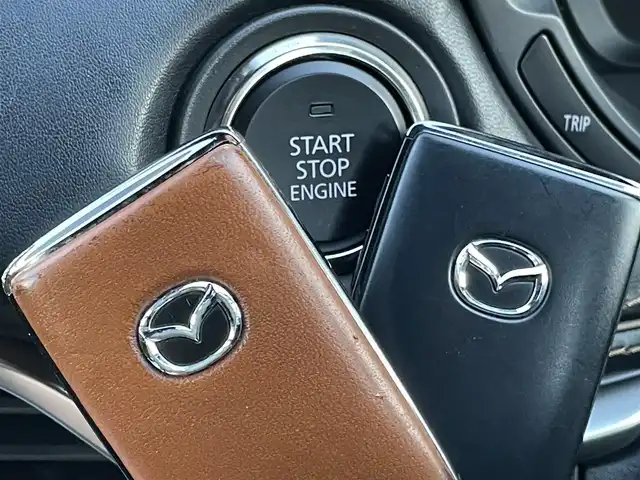 マツダ ＣＸ－６０ XD エクスクルーシブモード 群馬県 2023(令5)年 5.7万km ロジウムホワイトプレミアムメタリック 安全装備/・衝突軽減ブレーキ/・コーナーセンサー/・クルーズコントロール/・ブラインドスポットモニター/・レーンキープアシスト/・オートライト/・オートハイビーム/・横滑り防止/・SOSコール/メーカー純正ナビ/・AM/FM/フルセグTV/・Bluetooth/HDMI/・USB（タイプC2個）/360°ビューモニター/LEDヘッドライト/LEDフォグランプ/前席パワーシート/前席シートヒーター/前席エアシート/シートメモリー/パワーバックドア/オートホールド/電子パーキング/ETC/純正フロアマット/純正20インチアルミホイール/スマートキー/プッシュスタート