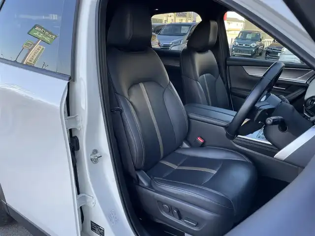 マツダ ＣＸ－６０ XD エクスクルーシブモード 群馬県 2023(令5)年 5.7万km ロジウムホワイトプレミアムメタリック 安全装備/・衝突軽減ブレーキ/・コーナーセンサー/・クルーズコントロール/・ブラインドスポットモニター/・レーンキープアシスト/・オートライト/・オートハイビーム/・横滑り防止/・SOSコール/メーカー純正ナビ/・AM/FM/フルセグTV/・Bluetooth/HDMI/・USB（タイプC2個）/360°ビューモニター/LEDヘッドライト/LEDフォグランプ/前席パワーシート/前席シートヒーター/前席エアシート/シートメモリー/パワーバックドア/オートホールド/電子パーキング/ETC/純正フロアマット/純正20インチアルミホイール/スマートキー/プッシュスタート