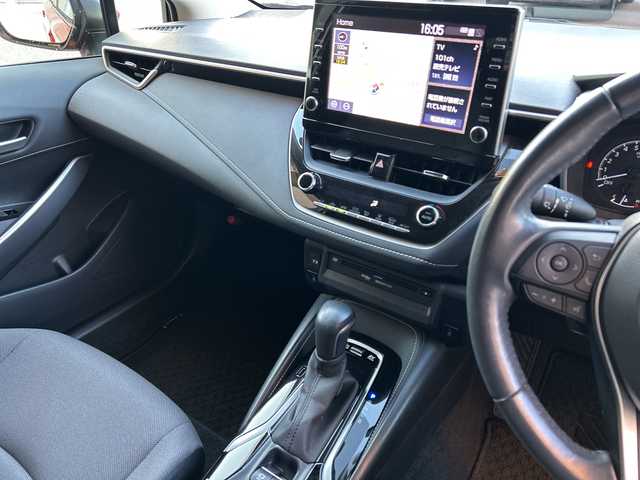 トヨタ カローラ ハイブリット S 大阪府 2020(令2)年 3万km スカーレットメタリック ワンオーナー/OP：シートヒーター/OP：9インチディスプレイオーディオ6スピーカー/　コネクティッドナビ対応/AM/FM/フルセグTV/Bluetooth/DVD/AppleCarPlay/Android Auto/OP：ステアリングヒーター/バックカメラ/Toyota Safety Sense/・プリクラッシュセーフティー/・レーントレーシングアシスト/・レーンデパーチャーアラート/・レーダークルーズコントロール/・オートマチックハイビーム/・インティジェントクリアランスソナー/ブラインドスポットモニター＋パーキングサポートブレーキ/クリアランスソナー＆バックソナー/電子パーキングブレーキ/ブレーキホールド/ステアリングヒーター/前後ドライブレコーダー　（TZ-205W）/ビルドインETC/スマートキー/純正16インチアルミホイール/保証書/取扱説明書