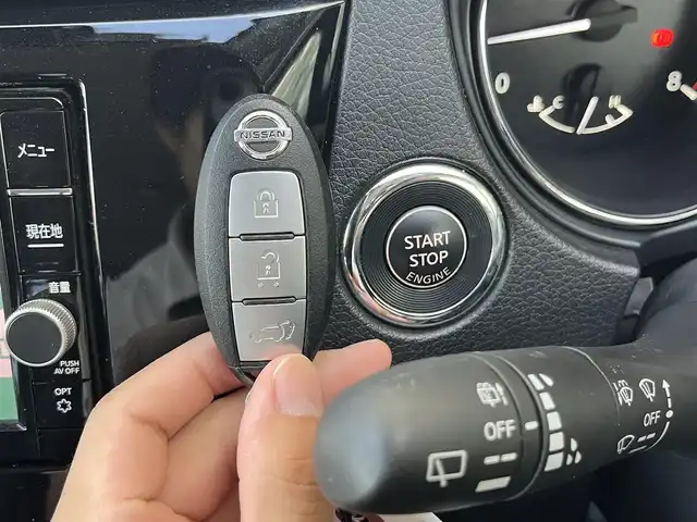 日産 エクストレイル 20X 高知県 2017(平29)年 5.5万km ブリリアントホワイトパール 純正ナビ/　Bluetooth/フルセグ/　CD/DVD/AM/FM/全方位カメラ/ETC/プッシュスタート/スマートキー/電動リアゲート/純正18インチアルミホイール/純正フロアマット/LEDヘッドライト/アイドリングストップ/オートライト/オートマチックハイビーム/横滑り防止装置/衝突被害軽減システム/盗難防止装置/保証書/取扱説明書/記録簿