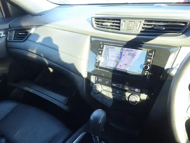 日産 エクストレイル 20X 千葉県 2017(平29)年 5.5万km ブリリアントホワイトパール 225/60R18/エマージェンシーブレーキ/パワーバックドア/純正SDナビ/地デジTV/【DVD/CD再生機能　Bluetooth接続】/アラウンドビューモニター/ETC/LEDヘッドライト/フォグライト/コーナーセンサー/純正18インチアルミホイル/インテリジェントキー