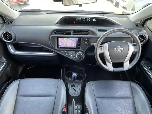 トヨタ アクア G ブラックソフトレザーセレ 愛知県 2014(平26)年 4.5万km ライムホワイトパールクリスタルシャイン (株)IDOMが運営する【じしゃロン豊川店】の自社ローン専用車両になります。こちらは現金またはオートローンご利用時の価格です。自社ローンご希望の方は別途その旨お申付け下さい/ 社外メモリナビ/　◯ CD再生機能/　◯ DVD再生機能/　◯ BT対応/　◯ フルセグTV/ バックカメラ/ ETC/ オートライト/ ドアバイザー/ ウインカーミラー/ プッシュスタート/ フロアマット