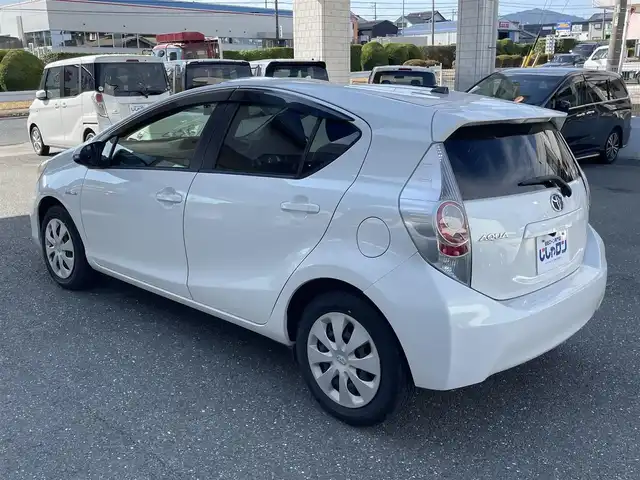 トヨタ アクア G ブラックソフトレザーセレ 愛知県 2014(平26)年 4.5万km ライムホワイトパールクリスタルシャイン (株)IDOMが運営する【じしゃロン豊川店】の自社ローン専用車両になります。こちらは現金またはオートローンご利用時の価格です。自社ローンご希望の方は別途その旨お申付け下さい/ 社外メモリナビ/　◯ CD再生機能/　◯ DVD再生機能/　◯ BT対応/　◯ フルセグTV/ バックカメラ/ ETC/ オートライト/ ドアバイザー/ ウインカーミラー/ プッシュスタート/ フロアマット