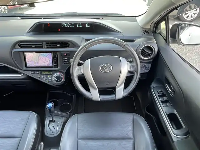 トヨタ アクア G ブラックソフトレザーセレ 愛知県 2014(平26)年 4.5万km ライムホワイトパールクリスタルシャイン (株)IDOMが運営する【じしゃロン豊川店】の自社ローン専用車両になります。こちらは現金またはオートローンご利用時の価格です。自社ローンご希望の方は別途その旨お申付け下さい/ 社外メモリナビ/　◯ CD再生機能/　◯ DVD再生機能/　◯ BT対応/　◯ フルセグTV/ バックカメラ/ ETC/ オートライト/ ドアバイザー/ ウインカーミラー/ プッシュスタート/ フロアマット