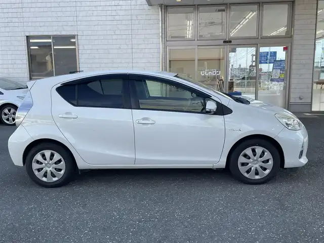 トヨタ アクア G ブラックソフトレザーセレ 愛知県 2014(平26)年 4.5万km ライムホワイトパールクリスタルシャイン (株)IDOMが運営する【じしゃロン豊川店】の自社ローン専用車両になります。こちらは現金またはオートローンご利用時の価格です。自社ローンご希望の方は別途その旨お申付け下さい/ 社外メモリナビ/　◯ CD再生機能/　◯ DVD再生機能/　◯ BT対応/　◯ フルセグTV/ バックカメラ/ ETC/ オートライト/ ドアバイザー/ ウインカーミラー/ プッシュスタート/ フロアマット