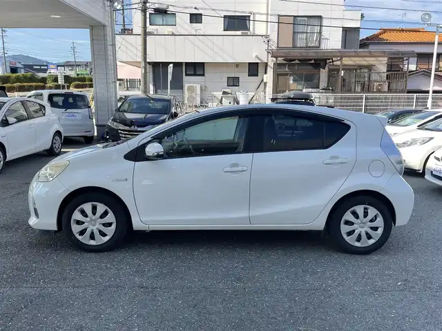 トヨタ アクア G ブラックソフトレザーセレ 愛知県 2014(平26)年 4.5万km ライムホワイトパールクリスタルシャイン (株)IDOMが運営する【じしゃロン豊川店】の自社ローン専用車両になります。こちらは現金またはオートローンご利用時の価格です。自社ローンご希望の方は別途その旨お申付け下さい/ 社外メモリナビ/　◯ CD再生機能/　◯ DVD再生機能/　◯ BT対応/　◯ フルセグTV/ バックカメラ/ ETC/ オートライト/ ドアバイザー/ ウインカーミラー/ プッシュスタート/ フロアマット