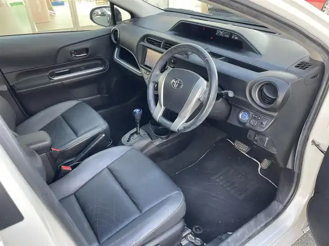 トヨタ アクア G ブラックソフトレザーセレ 愛知県 2014(平26)年 4.5万km ライムホワイトパールクリスタルシャイン (株)IDOMが運営する【じしゃロン豊川店】の自社ローン専用車両になります。こちらは現金またはオートローンご利用時の価格です。自社ローンご希望の方は別途その旨お申付け下さい/ 社外メモリナビ/　◯ CD再生機能/　◯ DVD再生機能/　◯ BT対応/　◯ フルセグTV/ バックカメラ/ ETC/ オートライト/ ドアバイザー/ ウインカーミラー/ プッシュスタート/ フロアマット