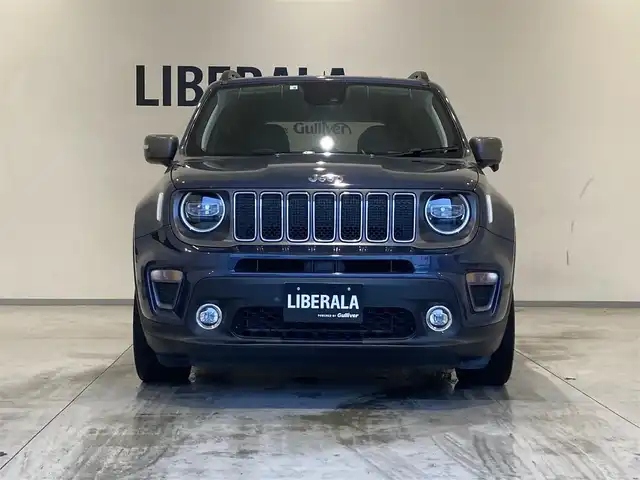 クライスラー・ジープ レネゲード スレートブルー 熊本県 2020(令2)年 6.6万km 青 ・スレートブルー100台限定車/・限定車専用純正19インチAW/・タイヤ空気圧センサー/・前面衝突警報ブレーキ/・レーンセンス/・パークセンス/・ブラインドスポットモニター/・アダプティブヘッドライト/・オートディムハイビーム/・クルーズコントロール(追従式)/・黒革シート/・前席パワーシート/・前席シートヒーター/・ハンドルヒーター/・純正メモリナビ/【Bluetooth・USB・AUX】/・フルセグTV/・バックカメラ/・ETC/・LEDヘッドランプ/・LEDフォグランプ/・オートワイパー/・プッシュスタート/・スマートキー/・純正マット