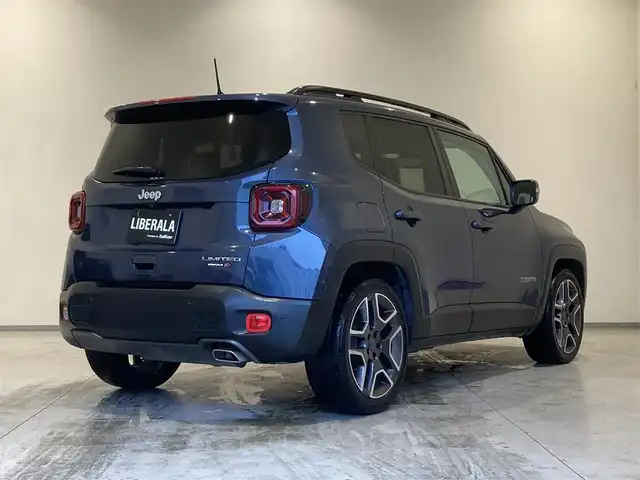 クライスラー・ジープ レネゲード スレートブルー 熊本県 2020(令2)年 6.6万km 青 ・スレートブルー100台限定車/・限定車専用純正19インチAW/・タイヤ空気圧センサー/・前面衝突警報ブレーキ/・レーンセンス/・パークセンス/・ブラインドスポットモニター/・アダプティブヘッドライト/・オートディムハイビーム/・クルーズコントロール(追従式)/・黒革シート/・前席パワーシート/・前席シートヒーター/・ハンドルヒーター/・純正メモリナビ/【Bluetooth・USB・AUX】/・フルセグTV/・バックカメラ/・ETC/・LEDヘッドランプ/・LEDフォグランプ/・オートワイパー/・プッシュスタート/・スマートキー/・純正マット