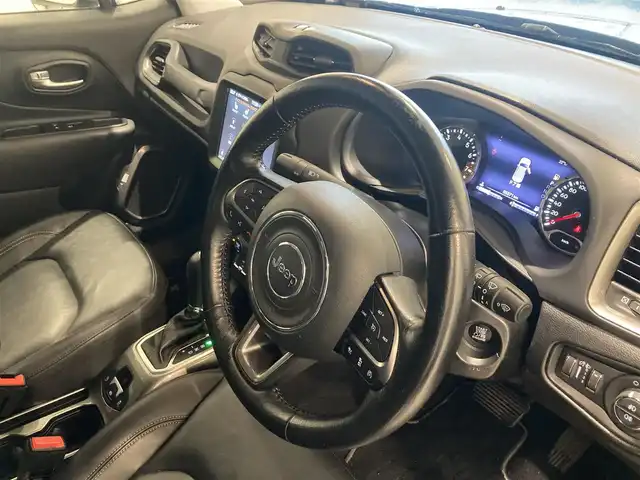 クライスラー・ジープ レネゲード スレートブルー 熊本県 2020(令2)年 6.6万km 青 ・スレートブルー100台限定車/・限定車専用純正19インチAW/・タイヤ空気圧センサー/・前面衝突警報ブレーキ/・レーンセンス/・パークセンス/・ブラインドスポットモニター/・アダプティブヘッドライト/・オートディムハイビーム/・クルーズコントロール(追従式)/・黒革シート/・前席パワーシート/・前席シートヒーター/・ハンドルヒーター/・純正メモリナビ/【Bluetooth・USB・AUX】/・フルセグTV/・バックカメラ/・ETC/・LEDヘッドランプ/・LEDフォグランプ/・オートワイパー/・プッシュスタート/・スマートキー/・純正マット