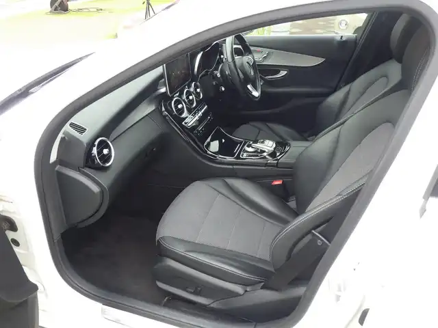 メルセデス・ベンツ Ｃ１８０ ステーションワゴンアバンギャルド 千葉県 2015(平27)年 4.5万km ポーラホワイト PRE-SAFEブレーキ/レーンキープアシスト/ブラインドスポットアシスト/アテンションアシスト/ディストロニック/パワーバックドア/ハーフレザーシート/運転席パワーシート/前席シートヒーター/純正HDDナビ/地デジTV/【DVD/CD再生機能　Bluetooth接続】/ドライブレコーダー（DRY-AS350GS）/革巻きステアリング/ステアリングスイッチ/パドルシフト/ETC（2.0）/LEDヘッドライト/フォグライト/ウインカーミラー/パークトロニック/純正17インチアルミホイル/サイド/カーテンエアバッグ/キーレスゴー