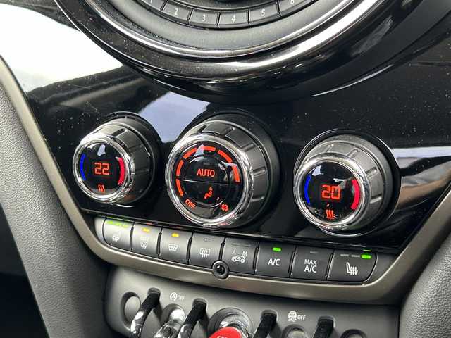 ＭＩＮＩ ミニ クロスオーバー クーパー D オール4 道東・釧路十勝 2017(平29)年 6.7万km グレー アクティブクルーズコントロール/純正HDDナビ/BT/USB/LEDヘッドライト/オートライト/フロント/リアフォグライト/シートヒーター/パワーバックドア/フットトランクオープナー/バックカメラ/ミラーETC/純正フロアマット/アンビエントライト/インテリジェントセーフティ/パークディスタンスコントロール/純正18インチAW
