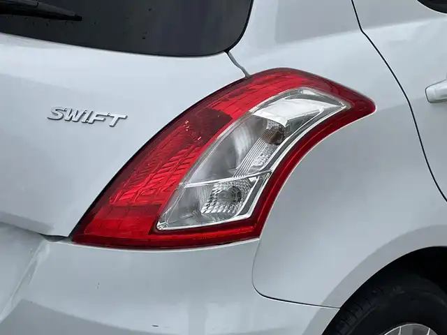 スズキ スイフト XG 岩手県 2012(平24)年 4.4万km スノーホワイトパール 禁煙車/5MT/LEDヘッドライト/プッシュスタート/電動格納ミラー/純正オーディオ/→CD/FM/AM/〇パワーウィンドウ/〇シガーソケット/トノカバー