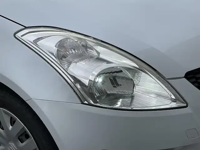 スズキ スイフト XG 岩手県 2012(平24)年 4.4万km スノーホワイトパール 禁煙車/5MT/LEDヘッドライト/プッシュスタート/電動格納ミラー/純正オーディオ/→CD/FM/AM/〇パワーウィンドウ/〇シガーソケット/トノカバー
