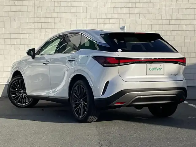 レクサス ＲＸ 350 バージョンL 愛知県 2024(令6)年 1.3万km ソニッククォーツ 〇純正14インチナビ/〇フルセグTV/〇Bluetooth/〇10WAYパワーシートパワーバックドア/〇バックカメラ/〇ビルトインETC2.0/〇アラウンドビューモニター/〇レーダークルーズコントロール/〇コーナーセンサー/〇セーフティシステム＋/〇レクサスチームメイト/〇ターボ/〇LEDヘッドランプ/〇LEDフロントフォグランプ/〇カラーヘッドアップディスプレイ/〇セミアニリン革シート/〇本木製/革巻きステアリングホイール/〇パドルシフト/ステアリングヒーター/〇シートヒーター/ベンチレーション/〇純正21インチアルミホイール/〇スマートエントリー/スタートシステム/〇禁煙車