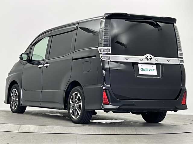 トヨタ ヴォクシー ZS 煌Ⅱ 大阪府 2020(令2)年 6.3万km ブラック 純正9インチSDナビ【NSZT-Y64T】/【AM/FM/CD/Bluetooth/フルセグTV】/純正12インチフリップダウンモニター/バックカメラ/ビルトインETC/前方ドライブレコーダー【DRT-H64A】/先行車発進お知らせ機能/2列目ロールサンシェード/オートライト/純正フロアマット/純正16インチAW/トヨタセーフティセンス/・プリクラッシュセーフティ/・レーンディパーチャーアラート/・オートマチックハイビーム/・クリアランスソナー/・パーキングサポートブレーキ/ドアバイザー/横滑り防止装置/盗難防止装置