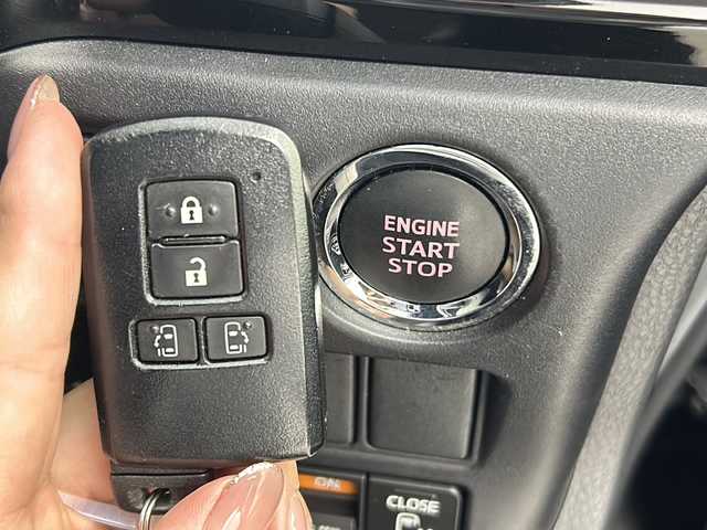 トヨタ ヴォクシー ZS 煌Ⅱ 大阪府 2020(令2)年 6.3万km ブラック 純正9インチSDナビ【NSZT-Y64T】/【AM/FM/CD/Bluetooth/フルセグTV】/純正12インチフリップダウンモニター/バックカメラ/ビルトインETC/前方ドライブレコーダー【DRT-H64A】/先行車発進お知らせ機能/2列目ロールサンシェード/オートライト/純正フロアマット/純正16インチAW/トヨタセーフティセンス/・プリクラッシュセーフティ/・レーンディパーチャーアラート/・オートマチックハイビーム/・クリアランスソナー/・パーキングサポートブレーキ/ドアバイザー/横滑り防止装置/盗難防止装置