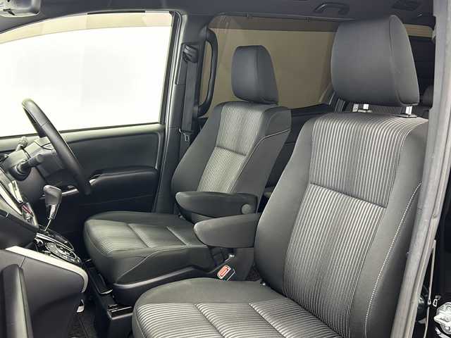 トヨタ ヴォクシー ZS 煌Ⅱ 大阪府 2020(令2)年 6.3万km ブラック 純正9インチSDナビ【NSZT-Y64T】/【AM/FM/CD/Bluetooth/フルセグTV】/純正12インチフリップダウンモニター/バックカメラ/ビルトインETC/前方ドライブレコーダー【DRT-H64A】/先行車発進お知らせ機能/2列目ロールサンシェード/オートライト/純正フロアマット/純正16インチAW/トヨタセーフティセンス/・プリクラッシュセーフティ/・レーンディパーチャーアラート/・オートマチックハイビーム/・クリアランスソナー/・パーキングサポートブレーキ/ドアバイザー/横滑り防止装置/盗難防止装置
