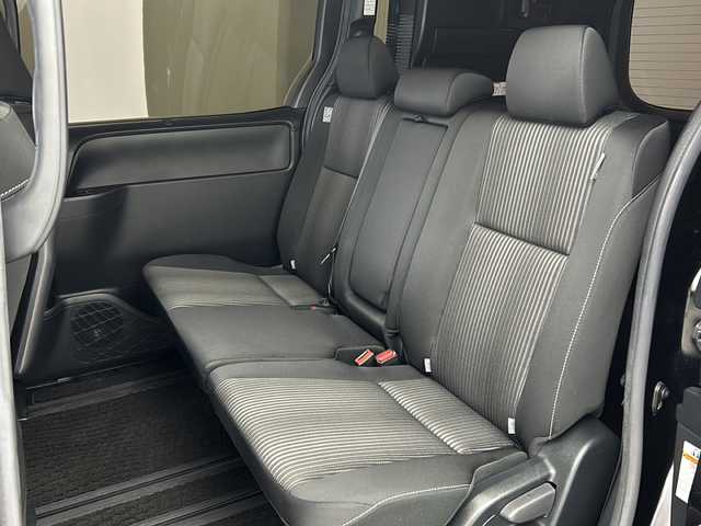 トヨタ ヴォクシー ZS 煌Ⅱ 大阪府 2020(令2)年 6.3万km ブラック 純正9インチSDナビ【NSZT-Y64T】/【AM/FM/CD/Bluetooth/フルセグTV】/純正12インチフリップダウンモニター/バックカメラ/ビルトインETC/前方ドライブレコーダー【DRT-H64A】/先行車発進お知らせ機能/2列目ロールサンシェード/オートライト/純正フロアマット/純正16インチAW/トヨタセーフティセンス/・プリクラッシュセーフティ/・レーンディパーチャーアラート/・オートマチックハイビーム/・クリアランスソナー/・パーキングサポートブレーキ/ドアバイザー/横滑り防止装置/盗難防止装置