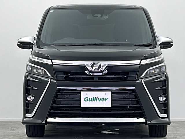 トヨタ ヴォクシー ZS 煌Ⅱ 大阪府 2020(令2)年 6.3万km ブラック 純正9インチSDナビ【NSZT-Y64T】/【AM/FM/CD/Bluetooth/フルセグTV】/純正12インチフリップダウンモニター/バックカメラ/ビルトインETC/前方ドライブレコーダー【DRT-H64A】/先行車発進お知らせ機能/2列目ロールサンシェード/オートライト/純正フロアマット/純正16インチAW/トヨタセーフティセンス/・プリクラッシュセーフティ/・レーンディパーチャーアラート/・オートマチックハイビーム/・クリアランスソナー/・パーキングサポートブレーキ/ドアバイザー/横滑り防止装置/盗難防止装置