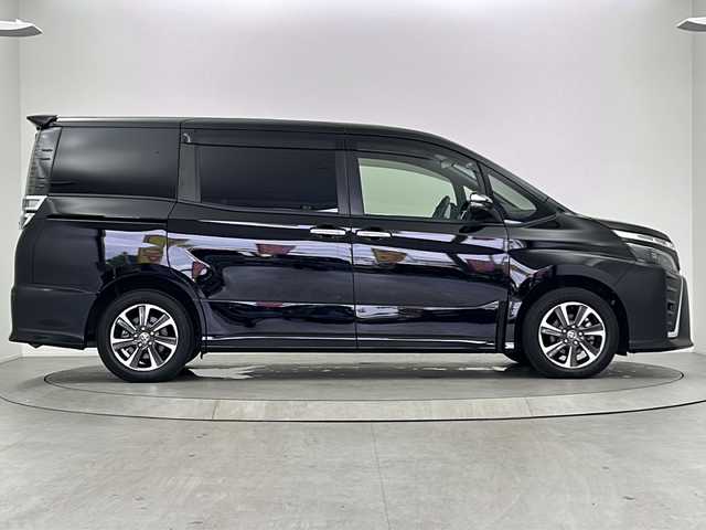トヨタ ヴォクシー ZS 煌Ⅱ 大阪府 2020(令2)年 6.3万km ブラック 純正9インチSDナビ【NSZT-Y64T】/【AM/FM/CD/Bluetooth/フルセグTV】/純正12インチフリップダウンモニター/バックカメラ/ビルトインETC/前方ドライブレコーダー【DRT-H64A】/先行車発進お知らせ機能/2列目ロールサンシェード/オートライト/純正フロアマット/純正16インチAW/トヨタセーフティセンス/・プリクラッシュセーフティ/・レーンディパーチャーアラート/・オートマチックハイビーム/・クリアランスソナー/・パーキングサポートブレーキ/ドアバイザー/横滑り防止装置/盗難防止装置