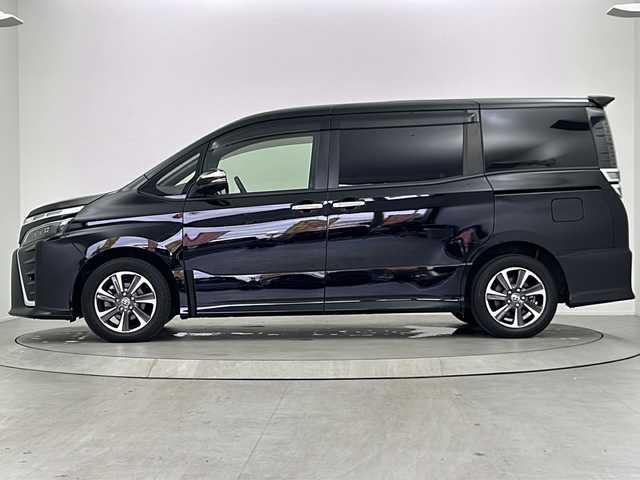 トヨタ ヴォクシー ZS 煌Ⅱ 大阪府 2020(令2)年 6.3万km ブラック 純正9インチSDナビ【NSZT-Y64T】/【AM/FM/CD/Bluetooth/フルセグTV】/純正12インチフリップダウンモニター/バックカメラ/ビルトインETC/前方ドライブレコーダー【DRT-H64A】/先行車発進お知らせ機能/2列目ロールサンシェード/オートライト/純正フロアマット/純正16インチAW/トヨタセーフティセンス/・プリクラッシュセーフティ/・レーンディパーチャーアラート/・オートマチックハイビーム/・クリアランスソナー/・パーキングサポートブレーキ/ドアバイザー/横滑り防止装置/盗難防止装置